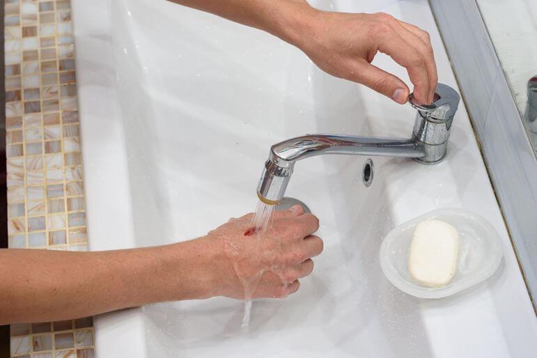 Pour nettoyer une plaie superficielle, un lavage à l'eau claire et au savon en première intention.