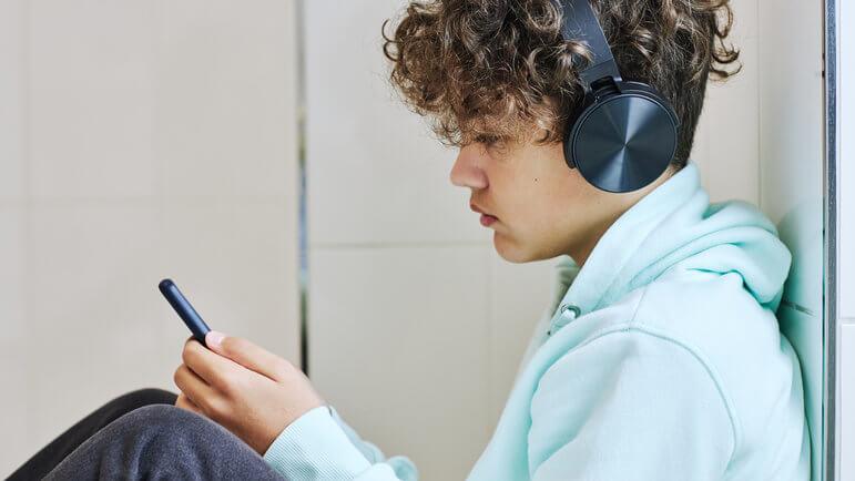 Entre 2000 et 2024, les interactions sociales ont diminué de 40 % chez les adolescents américains.