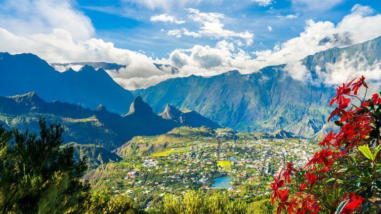 <p>Un pic épidémique estimé entre fin mars et mi-avril 2025 à La Réunion.</p>