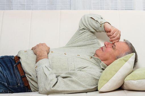Les symptômes d’acidocétose, tels que nausées, vomissements, anorexie, douleurs abdominales, soif intense, difficulté à respirer, confusion, fatigue inhabituelle ou somnolence, ne sont pas spécifiques (illustration).