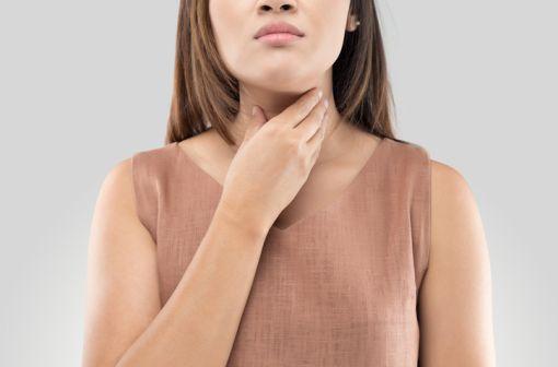 Les spécialités à base d'alpha-amylase sont indiquées dans le traitement d'appoint des états congestifs de l'oropharynx (illustration).